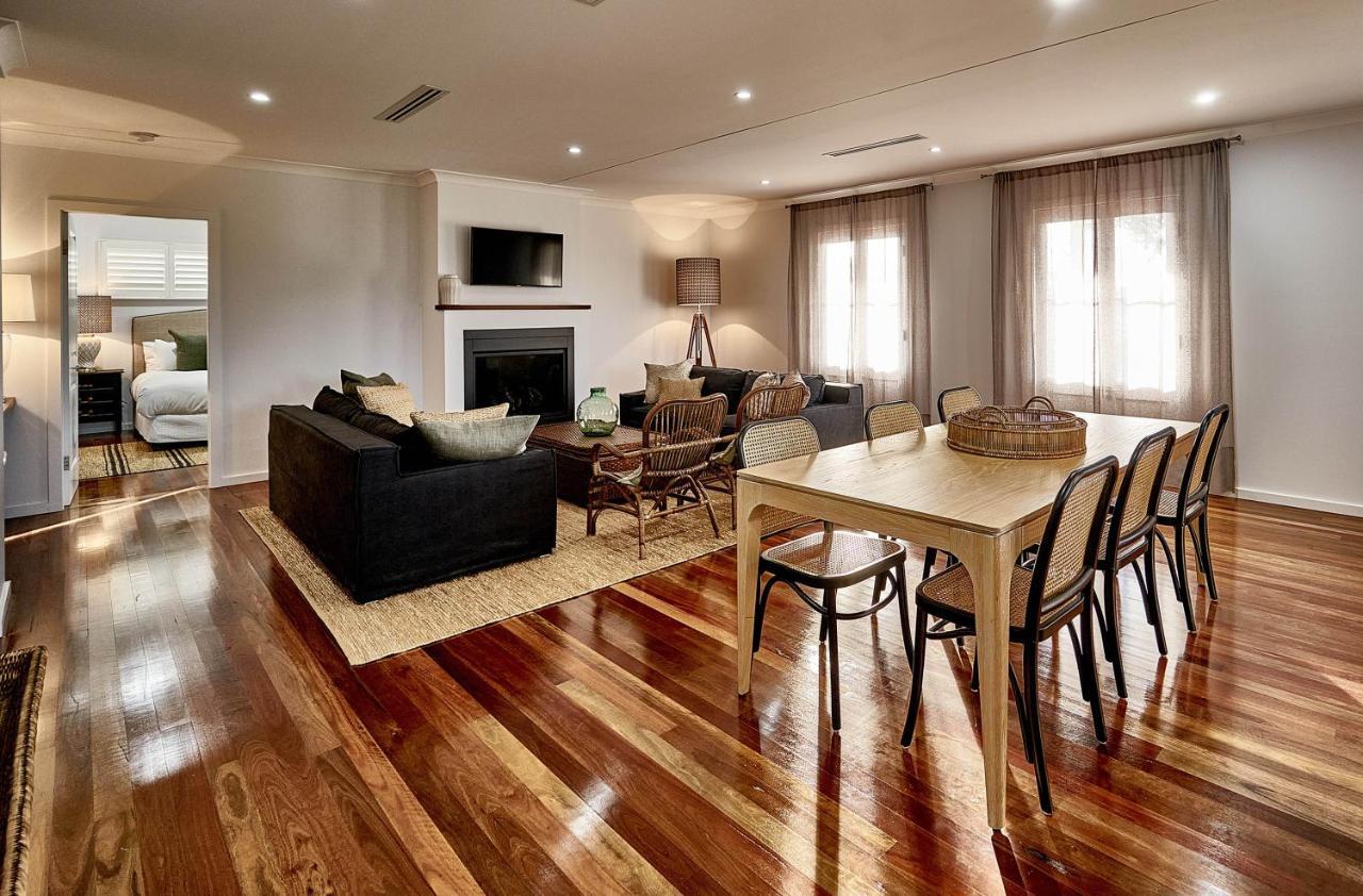 Goonoo Goonoo Station Hotel Tamworth Exterior photo A living room with a fireplace