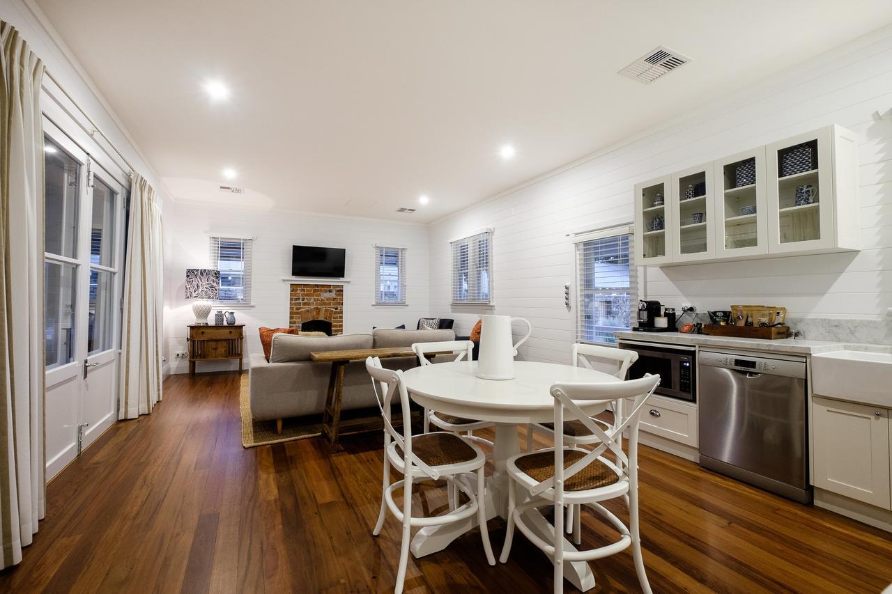 Goonoo Goonoo Station Hotel Tamworth Exterior photo The kitchen and living room of a typical apartment