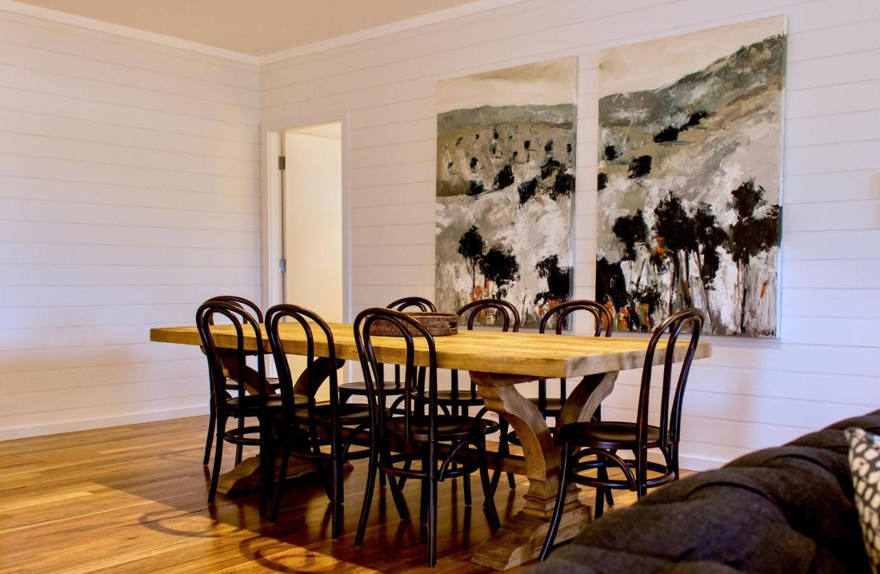 Goonoo Goonoo Station Hotel Tamworth Exterior photo A dining room with a Thonet chair set